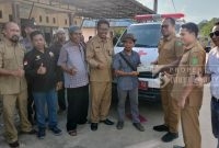 Wabup Kutai Timur, bersama Kepala Desa Martadinata, Sutrisno menyerahkan bantuan unit ammbulan secara simbolis kepada Warga Desa Martadinata (31/10/2022).) (foto: bollem/sangattaku.com)