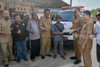 Wabup Kutai Timur, bersama Kepala Desa Martadinata, Sutrisno menyerahkan bantuan unit ammbulan secara simbolis kepada Warga Desa Martadinata (31/10/2022).) (foto: bollem/sangattaku.com)