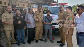 Wabup Kutai Timur, bersama Kepala Desa Martadinata, Sutrisno menyerahkan bantuan unit ammbulan secara simbolis kepada Warga Desa Martadinata (31/10/2022).) (foto: bollem/sangattaku.com)