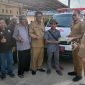 Wabup Kutai Timur, bersama Kepala Desa Martadinata, Sutrisno menyerahkan bantuan unit ammbulan secara simbolis kepada Warga Desa Martadinata (31/10/2022).) (foto: bollem/sangattaku.com)
