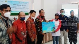 Penyerahan secara simblois, bantuan mesin konversi BBM ke BBG oleh Wakli Bupati Kutai Timur, kepada salah satu Nelayan.(foto:/istimewa)