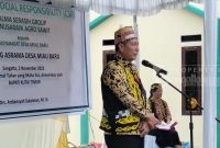 Anggota DPRD Kutai Timur, Arang Jau saat menyampaikan sambutan dal;am peresmian Asrama Miau Baru dari PT Nusarayta Agro Sawit (PT NAS) (02/11/2022).(foto:/bollm/sangattaku)