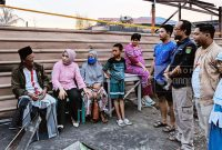 Tampak Wakil Ketua I DPRD Kutai TImur yang juga merupakan Ketua Kwarcab Pramuka Kutai Timur, Asti Mazar tengah bercengkerama mendegarkan keluh kesah korban kebakaran di Gang Taruna.(/ist)