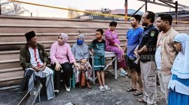 Tampak Wakil Ketua I DPRD Kutai TImur yang juga merupakan Ketua Kwarcab Pramuka Kutai Timur, Asti Mazar tengah bercengkerama mendegarkan keluh kesah korban kebakaran di Gang Taruna.(/ist)
