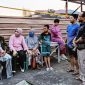 Tampak Wakil Ketua I DPRD Kutai TImur yang juga merupakan Ketua Kwarcab Pramuka Kutai Timur, Asti Mazar tengah bercengkerama mendegarkan keluh kesah korban kebakaran di Gang Taruna.(/ist)