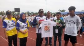Wakil Kutai Timur, Kasmidi Bulang berfoto bersama salah satu peserta.(foto:/istimewa)