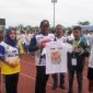 Wakil Kutai Timur, Kasmidi Bulang berfoto bersama salah satu peserta.(foto:/istimewa)
