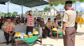 Wakil Ketua DPRD Kutai TImur yang juga Ketua Kwarcab Pramuka Kutai Timur, Asti Mazar saat mengikuti rangkaian pembukaan Orientasi Cross Country di Desa Martadinata (03/11/2022).(foto:/istimewa)