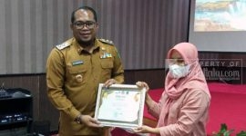Wakil Bupati Kutai Timur, Kasmidi Bulang menyerahkan Piagam kepada Uwwu.(foto:/istimew)