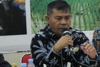 Anggota DRPD Kutai Timur, Basti Sangga Langi saat gelaran Sosper di Swarga Bara, Sangatta Utara. (foto: Istimewa/)