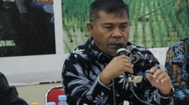 Anggota DRPD Kutai Timur, Basti Sangga Langi saat gelaran Sosper di Swarga Bara, Sangatta Utara. (foto: Istimewa/)