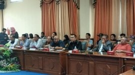 Ketua Adat Besar Kutai, Afdal Nanang saat hearing bersama Aliansi Masyarakat Kutai Timurmenyampaikan perihal belum adanya Lapas di Kutim. (bl/sangattaku)