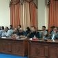 Ketua Adat Besar Kutai, Afdal Nanang saat hearing bersama Aliansi Masyarakat Kutai Timurmenyampaikan perihal belum adanya Lapas di Kutim. (bl/sangattaku)
