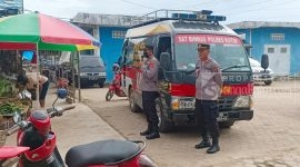 Kasat Binmas Polres Kutai Timur, Iptu SUparmin beserta anggota saat memberikan himbauan kamtibmas di Psaar Induk, Jl Ilham Maulana, Kecamatan Sangatta Utara (16/11/2022).(foro:/dok. Humas Polres Kutim)