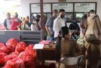 Suasana pasar Murah yang digelar Pemerintah kabupaten Kutai Timur melalui Disperinda Kutai Timur.(foto:/istimewa)