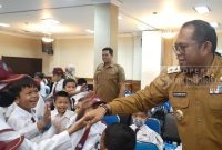 Wakil Bupati Kutai Timur, Kasmidi Bulang saat menyambut kunjungan Siswa-Siswi Kelas IV SDN 004 Sangatta Utara (15/11/2022).(foto:/istimewa)