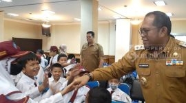 Wakil Bupati Kutai Timur, Kasmidi Bulang saat menyambut kunjungan Siswa-Siswi Kelas IV SDN 004 Sangatta Utara (15/11/2022).(foto:/istimewa)