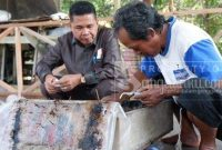 Ketua DPRD Kutim, Joni bersama warga peternak Madu Kelulut di Kecamatan Bengalon, Kabupaten Kutim.(/ist)