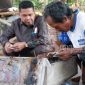 Ketua DPRD Kutim, Joni bersama warga peternak Madu Kelulut di Kecamatan Bengalon, Kabupaten Kutim.(/ist)