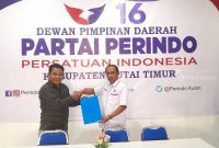 Yulianus Tandi Payung, saat menyerahkan berkas pendaftaran Bacaleg, diterima langsung oleh Sekretaris DPD Perindo Kutai Timur, Nasruddin Arsyad (23/03). (foto:/blm)