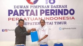 Yulianus Tandi Payung, saat menyerahkan berkas pendaftaran Bacaleg, diterima langsung oleh Sekretaris DPD Perindo Kutai Timur, Nasruddin Arsyad (23/03). (foto:/blm)