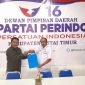 Yulianus Tandi Payung, saat menyerahkan berkas pendaftaran Bacaleg, diterima langsung oleh Sekretaris DPD Perindo Kutai Timur, Nasruddin Arsyad (23/03). (foto:/blm)