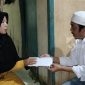 Bendahara DPD Perindo Kutai Timur, Ari Martono saat menyerahkan bantuan kepada Ibunda Yoga, Jatmiyati (16/03). (bl/sangattaku)