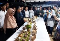 Tampak Bupati Kutai Timur beserta rombongan tengah berada di salah satu stand bazar yang emaerkan produk olahan dari cangkang kerang.(/istimewa)