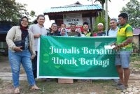 Jurnalis Kutim Bersatu saat menyerahkan bantuan secara simbolis kepada korban kebakaran di Pinang Dalam. (ft:/istimewa)