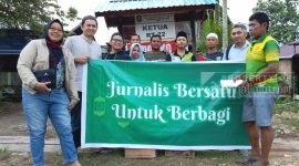 Jurnalis Kutim Bersatu saat menyerahkan bantuan secara simbolis kepada korban kebakaran di Pinang Dalam. (ft:/istimewa)