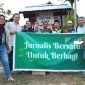 Jurnalis Kutim Bersatu saat menyerahkan bantuan secara simbolis kepada korban kebakaran di Pinang Dalam. (ft:/istimewa)