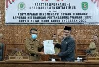 Bupati Kutai Timur Ardiansyah Sulaiman Bersama Ketua DPRD Kutai Timur Joni saat penyerahan Narasi Rekomendasi Dewan Terhadap LKPJ Bupati TA 2022. ((bl/sangattaku.com)