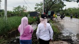 Camat Sangatta Utara Bersama Dinas PUPR dan UPT Kebersihan, Turun Atasi Banjir Jalan Dayung