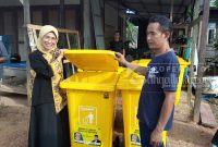 Anggota DPR RI dari Fraksi Golkar, Hetifah Sjaifudian saat menyerahkan secara simbolis bantuan 20 unit bak tempat pembuangan sampah. (bl/sangattaku)