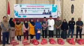 Foto bersama sesuai acara penyerahan bantuan secara simbolis. (*/ist)