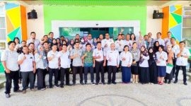 Foto bersama seusai sidak. (HO/Disdukcapil)