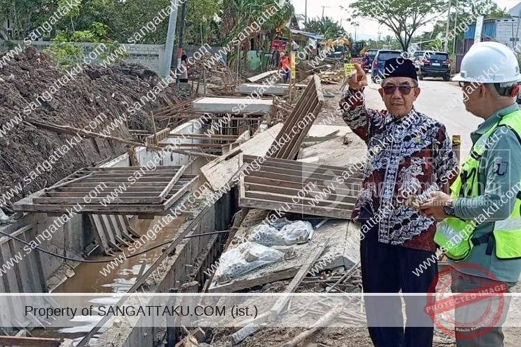 Jalan Dayung, menjadi lokasi proyek peremajaan drainase kedua yang ditinjau Bupati Ardiansyah Sulaiman dan rombongan.