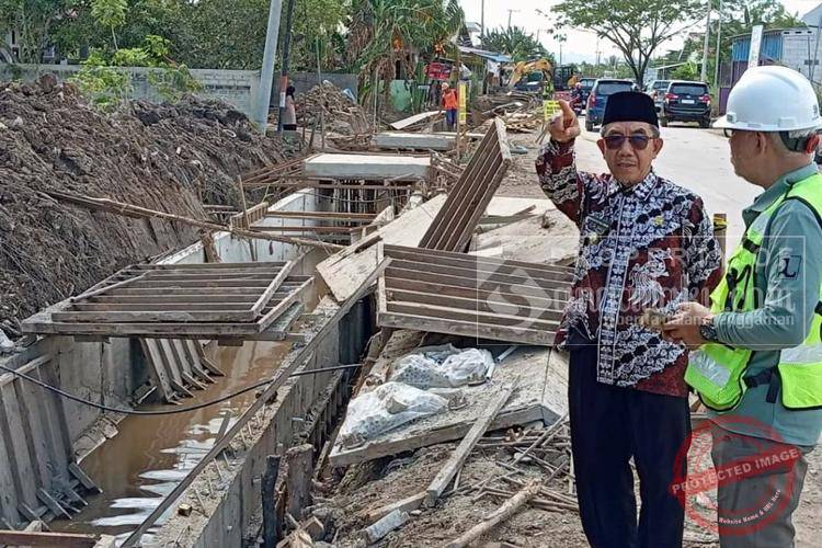 Jalan Dayung, menjadi lokasi proyek peremajaan drainase kedua yang ditinjau Bupati Ardiansyah Sulaiman dan rombongan.