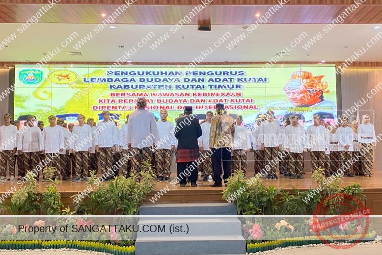 Prosesi Pengukuhan Pengurus Lembaga Budaya dan Adat Kutai (LBAK) Kabupaten Kutai Timur. (Meika/sgtk)