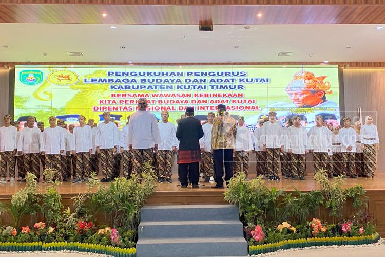 Prosesi Pengukuhan Pengurus Lembaga Budaya dan Adat Kutai (LBAK) Kabupaten Kutai Timur. (Meika/sgtk)