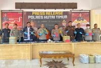 Press release kasus pengentapan illegal oil. Pelaku hadir dan barang bukti turut diperlihatkan dalam kegiatan tersebut (*/ist)