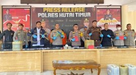 Press release kasus pengentapan illegal oil. Pelaku hadir dan barang bukti turut diperlihatkan dalam kegiatan tersebut (*/ist)