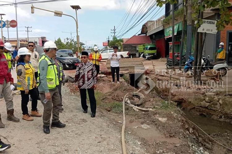 Lokasi peninjauan pertama, proyek pengerjaan sistem drainase Jalan APT Pranoto, Kecamatan Sangatta Utara.