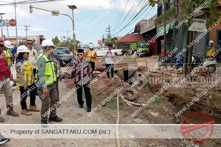 Lokasi peninjauan pertama, proyek pengerjaan sistem drainase Jalan APT Pranoto, Kecamatan Sangatta Utara.