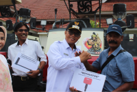 Wakil Bupati Kutim, Mahyunadi saat menyerahkan bantuan 