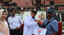 Wakil Bupati Kutim, Mahyunadi saat menyerahkan bantuan 