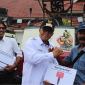 Wakil Bupati Kutim, Mahyunadi saat menyerahkan bantuan 