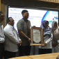 Penghargaan RSUD Kudungga, Atas Komitmen Rumah Sakit Dalam Implementasi Integrasi Sistem Antrean Online (MMP)