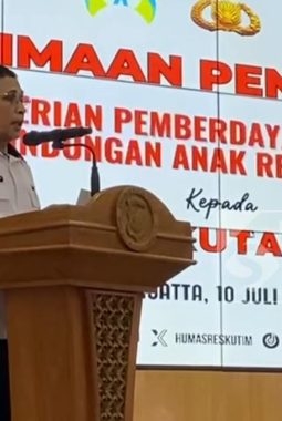 Mewakili, Idham Cholid Serahkan Penghargaan Kemen P3A RI Untuk Polres Kutai Timur