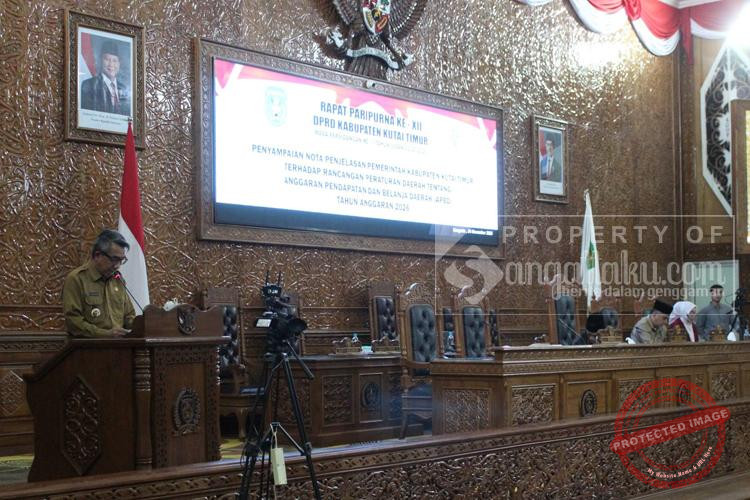 Bupati Kutai Timur, Ardiansyah Sulaiman saat memaparkan Nota RAPB 2026 pada Paripurna ke-12. (M2P/sangattaku)
